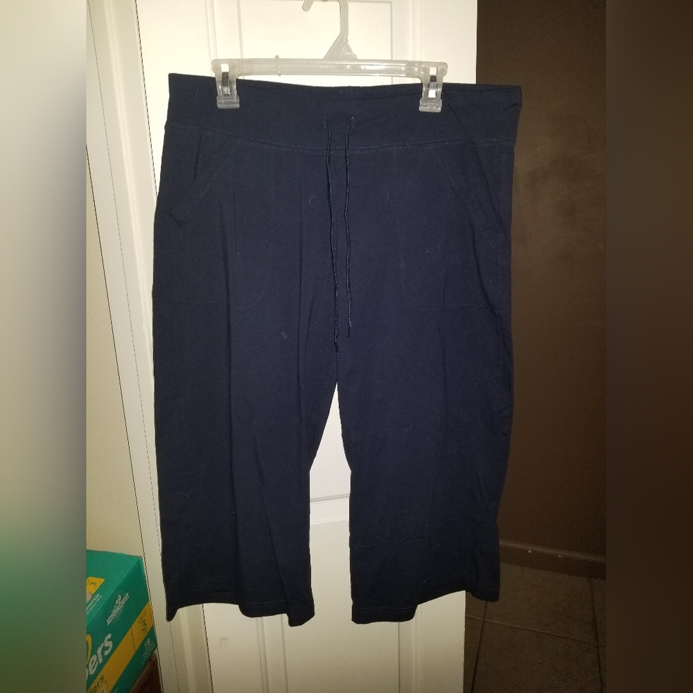 Athletic navy blue capris